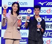 김연경, 여섯 번째 MVP 등극… “은퇴 미루고 한 번 더 정상 도전”