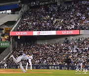 [ST포토] 평일 저녁 팬들로 꽉 찬 잠실야구장