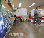 [포토]'도서실에 마련된 투표소'