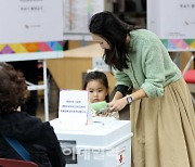 [포토]'엄마와 함께 투표해요'