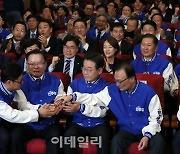 [포토]출구조사 결과에 기뻐하는 더불어민주당 지도부