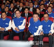 [포토]방송사 출구조사 결과 지켜보는 더불어민주당 지도부