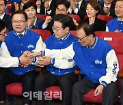 [포토]방송사 출구조사 결과에 손 마주잡는 더불어민주당 지도부