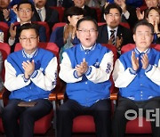 [포토]출구조사 결과에 환호하는 더불어민주당 지도부