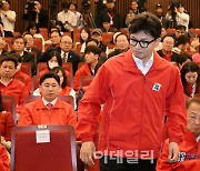 [포토]출구조사 결과 발표, '개표상황실 나서는 한동훈'