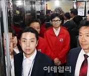 [포토]출구조사 결과 발표, '자리 나서는 한동훈'