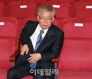 [포토]개표방송 지켜보는 임혁백 더불어민주당 공천관리위원장