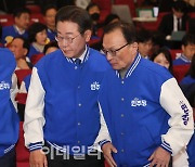 [포토]개표상황실 나서는 이재명 대표와 당 지도부