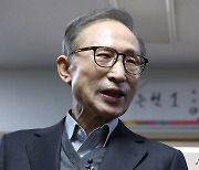 본 투표 마치고 취재진 질문 받는 MB