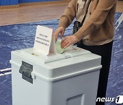 "유모차 끌고, 택시 타고, 일꾼 뽑으러 왔다"…강원 곳곳 표심 행렬(종합)