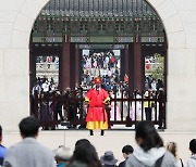 '선거일' 경복궁 찾은 시민들