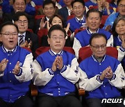 출구조사 결과에 환호하는 민주당