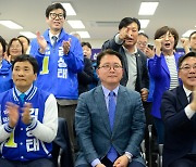 출구조사 결과에 환호하는 민주당 대구시당