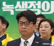 출구조사 발표 시청하는 김준우 녹색정의당 상임선대위원장