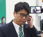 방송사와 인터뷰 앞둔 김준우 녹색정의당 상임선대위원장