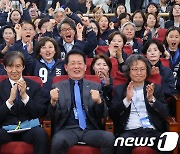 출구조사 발표 시청하는 조국 대표