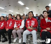 출구조사 결과 기다리는 국민의힘 부산 후보