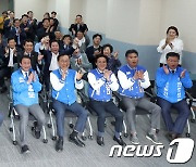 출구조사 결과 지켜보는 민주당 전북지역 후보들