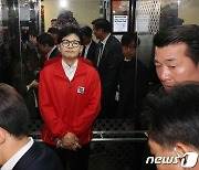 출구조사 시청 후 개표상황실 떠나는 한동훈 비대위원장