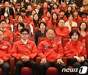 출구조사 결과 시청하는 한동훈 위원장