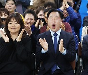 출구조사 결과 보며 기뻐하는 김준혁 후보