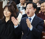 출구조사 결과 보며 기뻐하는 김준혁 후보