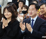 만족스러운 표정으로 출구조사 결과 지켜보는 김준혁 후보