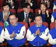 '민주당 압승' 출구조사에 환호·박수…이재명은 '90도 폴더 인사'