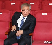 개표방송 지켜보는 임혁백 공천관리위원장