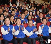 더불어민주당, '출구조사 결과 압승에 환호'