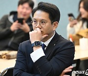 출구조사 결과 지켜보는 전용기 후보