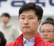 굳은 표정짓는 우재준