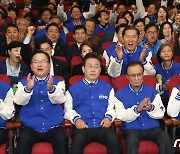 출구조사 결과에 환호하는 더불어민주당