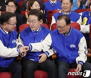 출구조사 결과에 민주·조국당 '환호·박수'…국힘은 '탄식·침통'(종합)