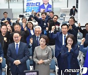 춘천갑 허영 '주먹 불끈'·김혜란 '덤덤'…출구조사에 엇갈린 희비