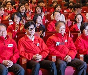 지상파 3사 출구조사 "여당 개헌저지선 위태로워"