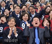 출구조사 발표 후 환호하는 조국혁신당