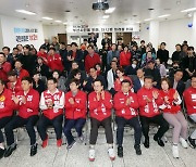 [스케치] 출구조사에 희비 엇갈린 부산 여야…국힘 '침묵'·민주 '환호'