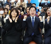 [출구조사] '경기도 정치 1번지' 수원, 민주당 5개 지역구 '석권 전망'