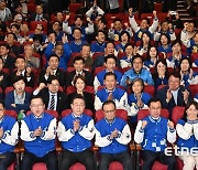 [선택 4·10]민주당, 압승 유력…방송3사 출구조사서 '여소야대' 전망