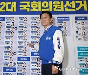 당선 스티커 붙이는 조정식 사무총장