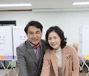 김진태 강원지사 부부, 투표소 찾아 소중한 한 표 행사