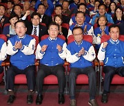 출구조사에 표정 엇갈린 민주·국힘·조국혁신당 [만리재사진첩]