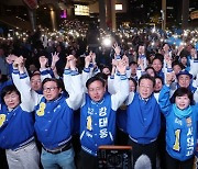 이재명 "잘못된 정권에 옐로카드를"…용산서 마지막 유세