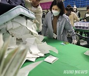 [포토] 강원지역 투표함 개봉