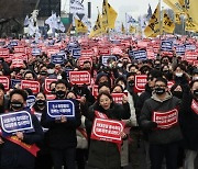 “보수 파멸, 尹에 의해 시작”… 前의협 간부들 환호