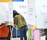 투표용지 촬영하고 유권자 차량 태우고…경기·인천 투표소 곳곳 소란