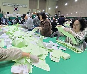 오후 10시 전국 개표율 38.59%…민주 143석·국민의힘 107석