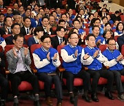 “이겼다”…출구조사 발표에 민주당 ‘축제’