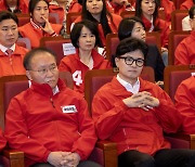 ‘개헌 저지선’ 깨지나, 범야권 200석 안팎 압승 전망[지상파3사 출구조사]